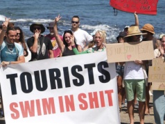 Surferzy protestują przeciwko zanieczyszczeniu plaż na Teneryfie