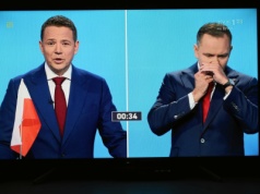 Nawrocki zażył na debacie snus. 
