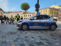 Zapłacili za nieznajomość przepisów. Zrobili to na oczach strażników miejskich [ZDJĘCIA]