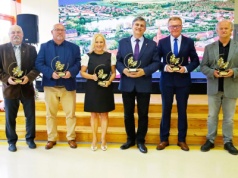 Byli burmistrzowie i przewodniczący Rady Miejskiej z medalami 35-lecia samorządu