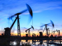 Taniejąca ropa. OPEC+ tworzy kosztowny problem dla USA
