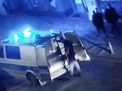 Kopał samochody, walił pięścią w witryny. Agresor obezwładniony przez przechodniów [FOTO]