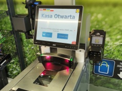 Kasy samoobsługowe irytują klientów i sklepy. Będą zmiany
