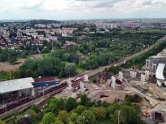 Budowa estakady S7 nad linią kolejową. Ruch pociągów pozostaje utrzymany – zapewnia PKP PLK