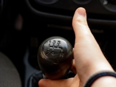 Eco-driving pozwala oszczędzać paliwo. Kiedy najlepiej zmieniać biegi?