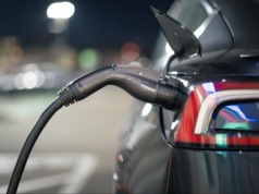 Elektryki przebiły sufit. Co dziesiąte auto w Polsce można podpiąć do kontaktu