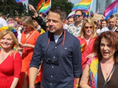 PiS znów atakuje Trzaskowskiego za tęczę. Ale przyznaje: to może nie wystarczyć