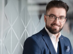 Jakie zapisy chronią urzędników wynajmujących komercyjne biura?