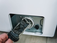 Dlaczego ubrania z pralki śmierdzą? Zrób to, a problem od razu zniknie. Wiele osób o tym zapomina