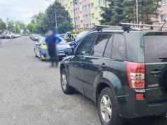 Pijany syn i ojciec podczas parkowania uszkodzili stojący obok samochód