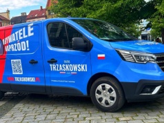 Ostrowski protest z udziałem parlamentarzystów i kontrowersyjnym transparentem