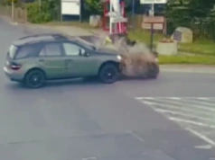 Groźny wypadek w Ścięgnach. Auto osobowe zderzyło się z quadem – dwie osoby poszkodowane (zobacz video)
