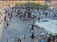 W ruch poszły krzesła i butelki. Zagraniczni kibice starli się we Wrocławiu. FILM