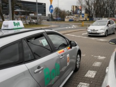 Na warszawskim lotnisku ciągle rządzi taksówkarska mafia. Mają nową metodę na przekręt