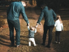 Równy podział obowiązków uratuje polską demografię? Te wyniki badań dają do myślenia