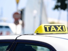 Czy w taksówce dziecko musi być w foteliku? Przepisy są jasne