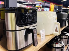2 płyty grillowe i 2 szuflady - aż 4 różne potrawy naraz. To wąski, ale pojemny air fryer