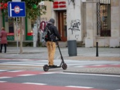 Jechał za szybko na hulajnodze. Namierzyli go wideorejestratorem