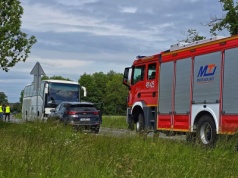 Wypadek autokaru z wycieczką szkolną. Jedna osoba nie żyje (ZDJĘCIA)