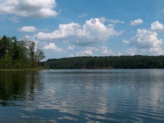 Zamek, dwa jeziora i cisza. Tę mazurską wieś znają nieliczni. A skrywa prawdziwe skarby