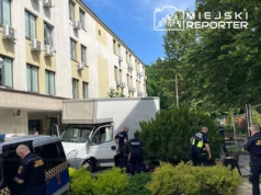 Samochód dostawczy wjechał w budynek sądu w Warszawie. Sprawca jest w szpitalu