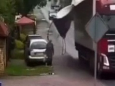 Materiał poderwał się z bocznej ściany naczepy, jeden z pasów ciężko ranił pieszą