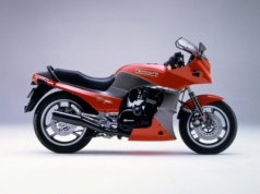 Motolegendy: Kawasaki GPZ 900R Ninja. Gwiazda kina