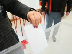 W tych godzinach zagłosujemy w Polsce i na świecie. Są wyjątki od reguły