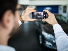 Dlaczego nie kupuje się samochodu w deszczu? Uważaj na ryzyko i skorzystaj z ochrony ubezpieczeniowej w LINK4