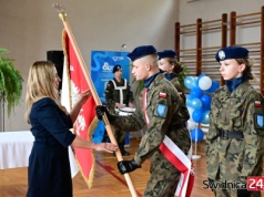 Historyczny moment dla świdnickiego liceum. Szkoła otrzymała sztandar [FOTO]