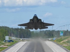Pierwsze takie manewry w Finlandii. Śmigłowce F-35 na autostradzie