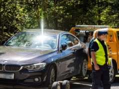 BMW odjechało na lawecie, bo jego kierowca nie miał dowodu rejestracyjnego