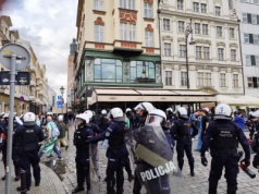Iskrzy we Wrocławiu. Kibice Chelsea prowokują zamieszki [WIDEO]