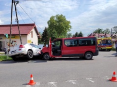 Bus z osobami niepełnosprawnymi zderzył się z osobówką. Siedem osób w szpitalu [ZDJĘCIA]