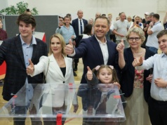 Karol Nawrocki już zagłosował. Do lokalu przyszedł z rodziną