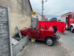 Kierowca seicento uderzył w płot!