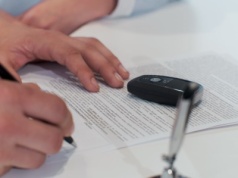 Kupujesz auto? Ten zapis w umowie może cię zrujnować. A sprzedający będzie spał spokojnie