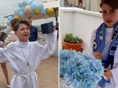 Komunia po włosku. Pokazano reakcję chłopca na prezent