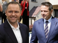Nawrocki i Trzaskowski już oddali swój głos. Tak prezentowali się przy urnach. Nie byli sami