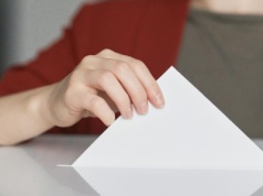 Sondaż przy lokalach wyborczych wskazuje na wygraną Trzaskowskiego z 50,3% głosów