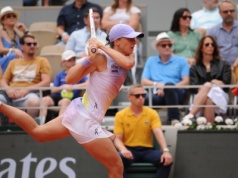 Świątek w ćwierćfinale Roland Garros po trzysetowym boju z Rybakiną