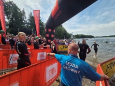 Mikołaj Tonak z Sierakowa z brązowym medalem w kategorii M25–29 podczas niedzielnych zawodów JBL Triathlon Sieraków 2025