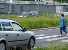 Czy kierowca może ruszyć zanim pieszy zejdzie z przejścia? Warunek jest jeden