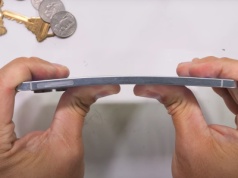 Wytrzymałość supersmukłego Samsunga przetestowana. Czy łatwo go złamać na pół?