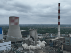 TAURON uwalnia tereny pod nowe inwestycje – w Łagiszy wyburzono ostatnią starą chłodnię kominową