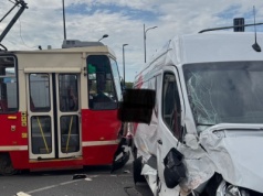 Zderzenie samochodu dostawczego z tramwajem [ZDJĘCIA]