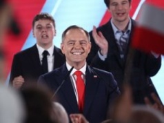 Nawrocki w siedzibie PiS. Zaczęło się świętowanie [RELACJA]