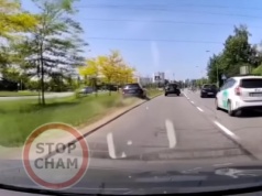 Szaleńczy „rajd” rzeszowską ulicą i pasem zieleni. Było o krok od potrącenia rowerzystów [WIDEO]