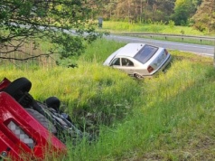 Zrobili to jednocześnie. Finał niebezpiecznych manewrów nastąpił w rowie