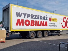Mobilny Outlet Biedronki stanął w Lublinie przy jednym z marketów. Zobacz, co można tu kupić